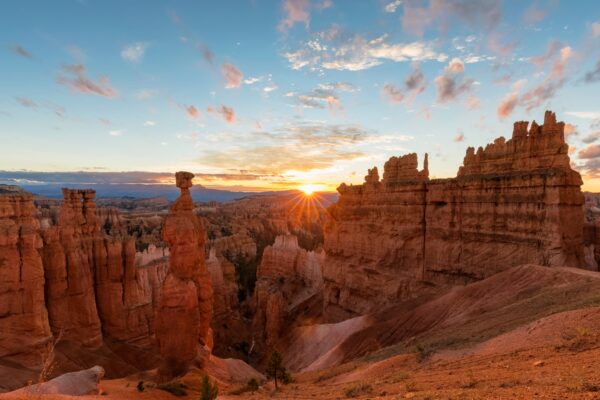 USA, Utah, Bryce Canyon National Park, Thors Hammer and other hoodoos in amphitheater at sunrise as